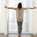 Frau am Fenster